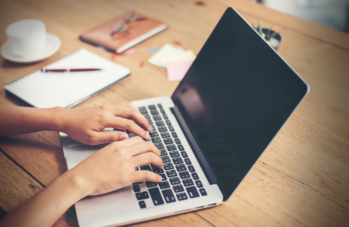 laptop blog writing