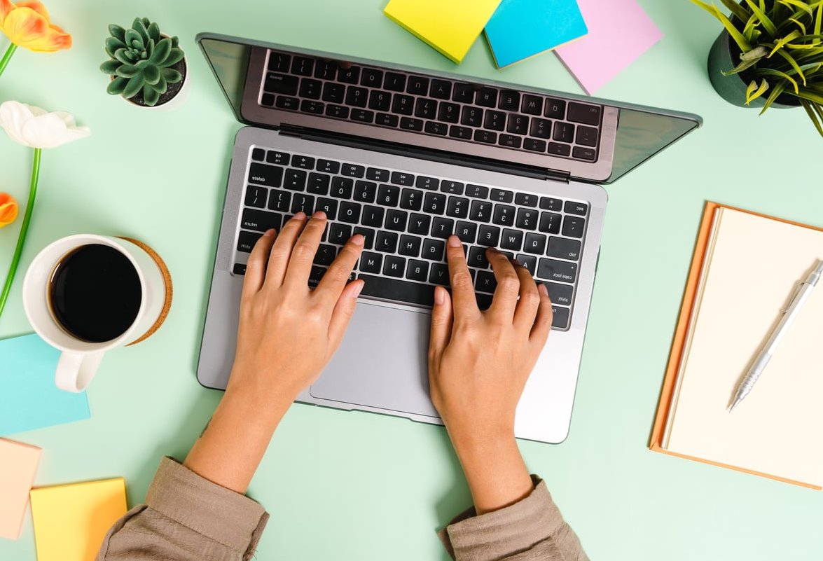 laptop blog writing