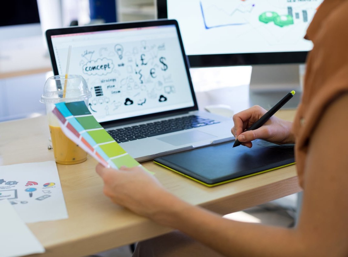 graphic designer desk laptop