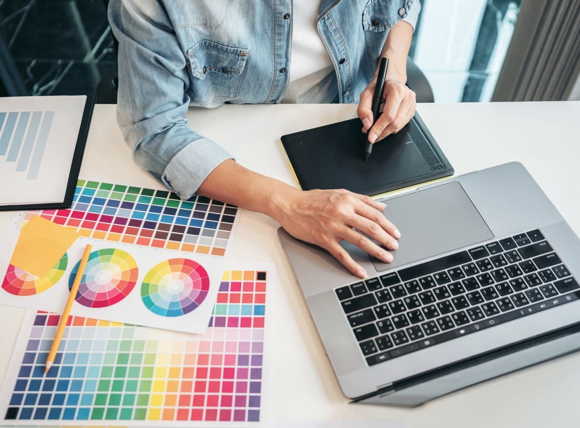 graphic designer desk laptop